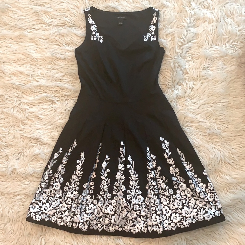 Fit and flare WHBM black&white embroidered dress